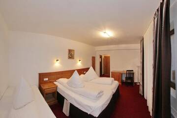 Фото номера Трехместный номер с видом на горы Отель Hotel Pastravaria Popas г. Стацьюня-Климатерикэ-Сымбэта 2