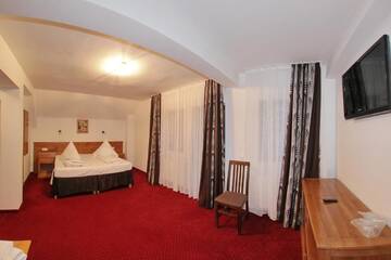 Фото номера Двухместный номер с 1 кроватью и видом на горы Отель Hotel Pastravaria Popas г. Стацьюня-Климатерикэ-Сымбэта 6
