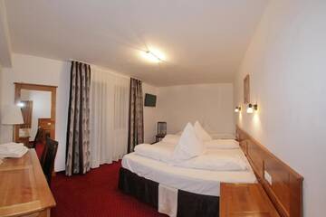 Фото номера Двухместный номер с 1 кроватью и видом на горы Отель Hotel Pastravaria Popas г. Стацьюня-Климатерикэ-Сымбэта 2